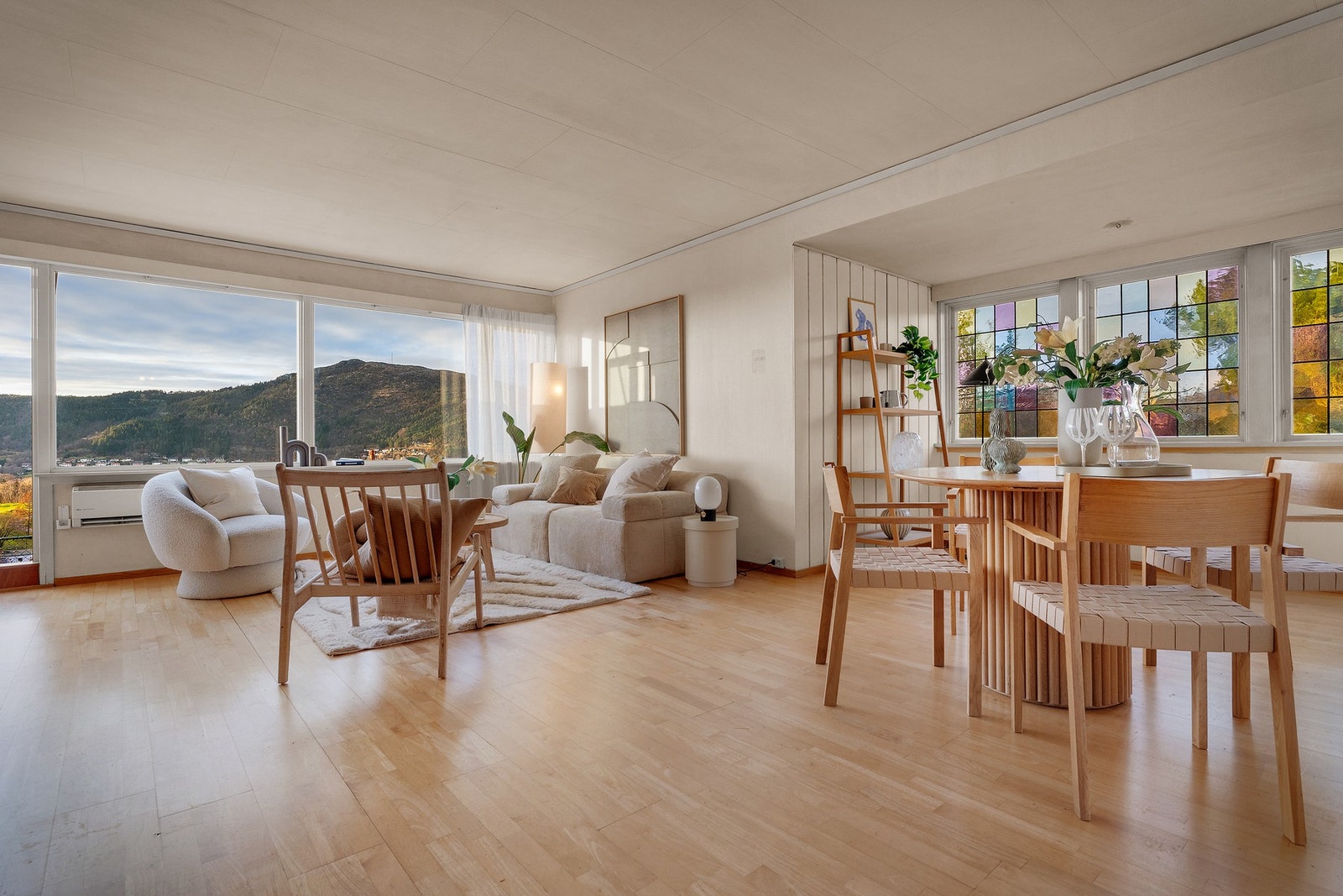 - I hovedetasjen ligger entré, kjøkken og stue - Galleribilde