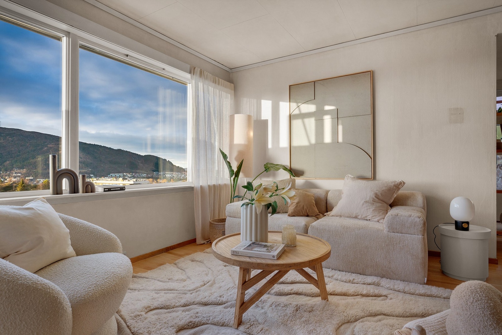 - Rekkehuset strekker seg over tre etasjer pluss et romslig loft - Galleribilde