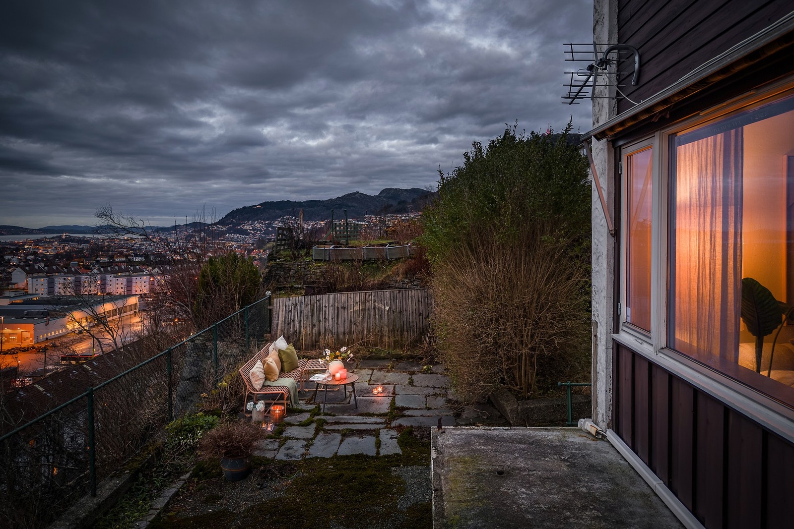 - Fra stuen er det utgang til altan på 6 m² som går videre ut til hagen - Galleribilde