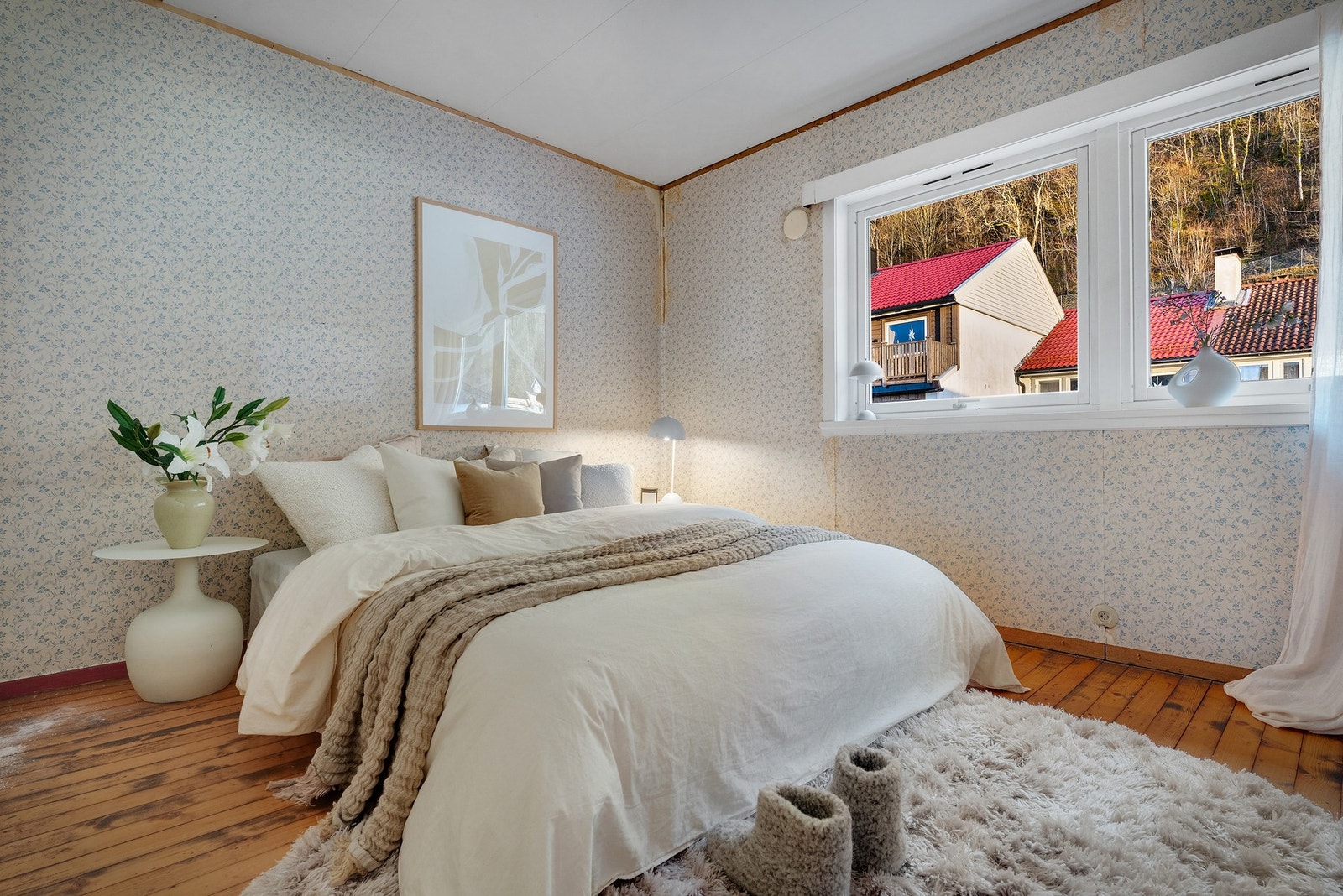 - Romslig hovedsoverom med god plass til ønsket møblering - Galleribilde