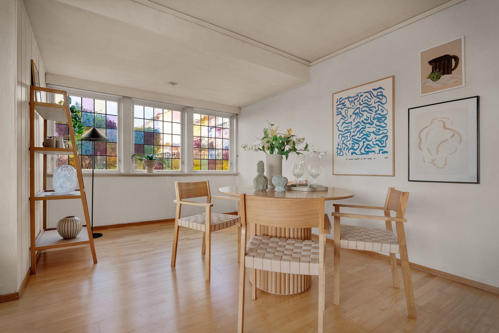 - Stuen har gode vindusflater og et flott lysinnslipp - Galleribilde