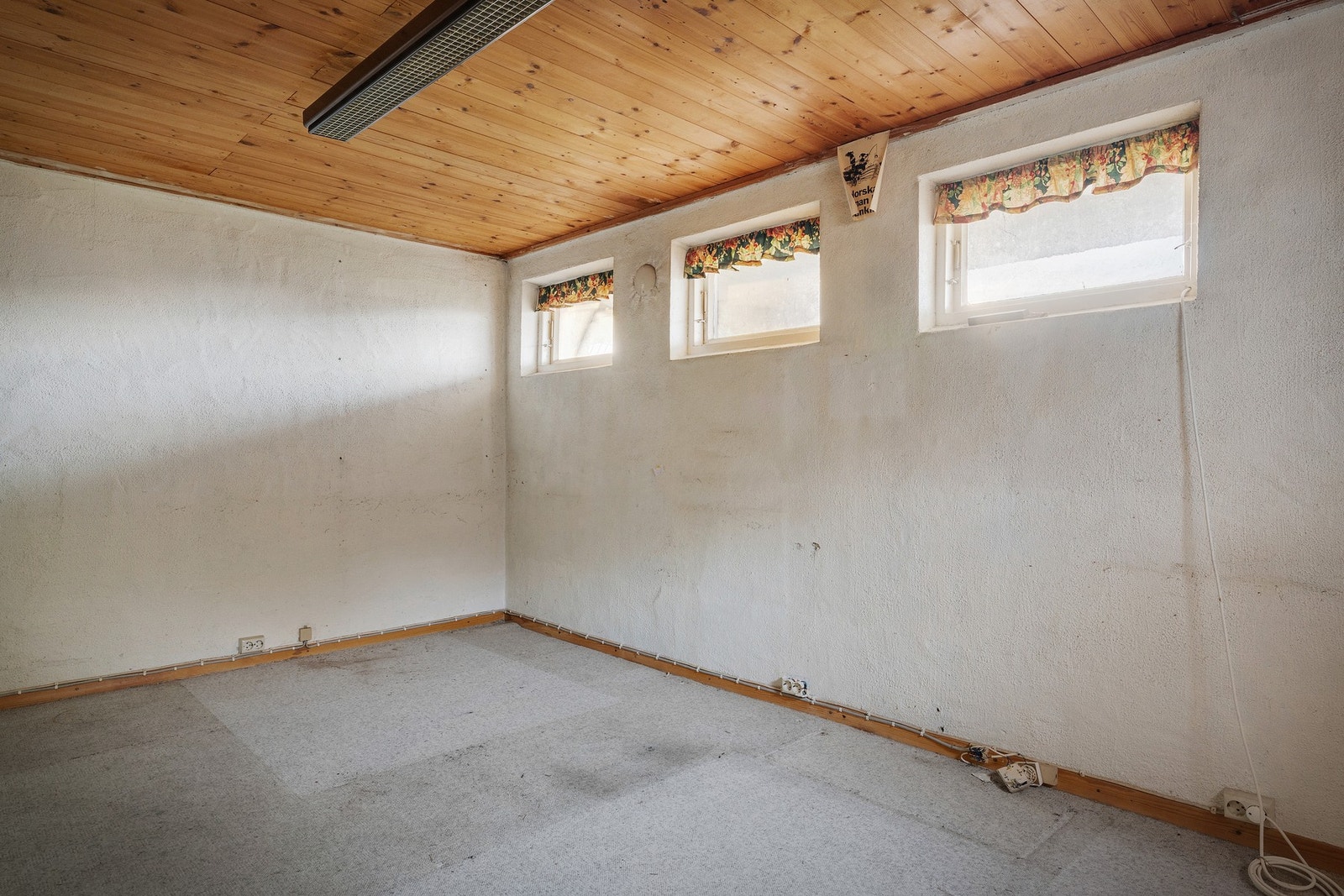 - Denne etasjen har stort potensial for å bli en verdifull del av boligen etter oppgradering - Galleribilde