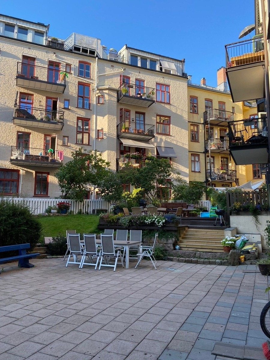 Koselig bakgård med platting, sittegrupper og gressplen. Gode solforhold Galleribilde