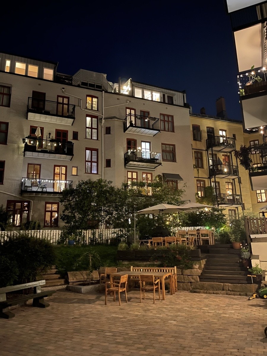 Bakgård by night Galleribilde