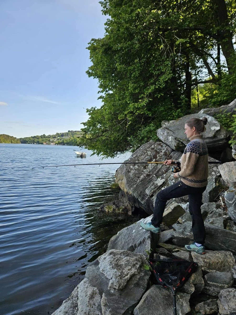 Fisken biter godt nede ved fjorden på Skre. Gå ned fra egen hage! Galleribilde
