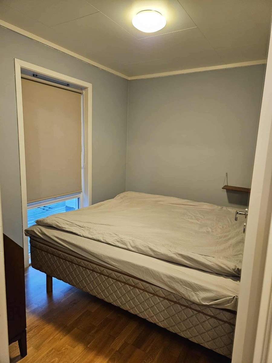 Minste soverommet plass til stor dobbeltseng og garderobeskap. Galleribilde