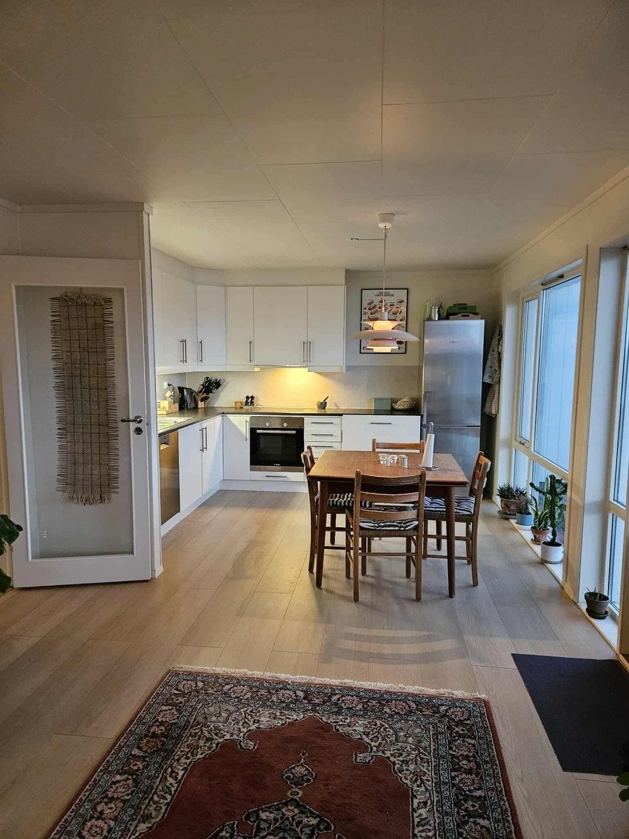 Kjøkken med utsikt til fjorden. Oppvaskmaskin, stekeovn og kjøleskap følger med. Galleribilde