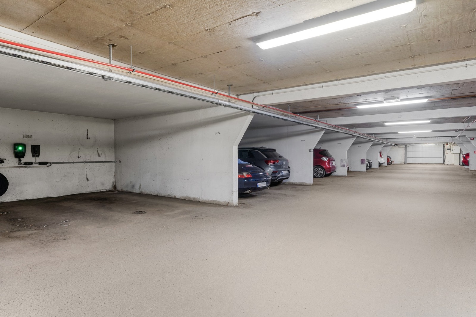 Det medfølger garasjeplass med mulighet for lader i felles lukket garasjeanlegg i 7. etg. Utvendig gjesteparkering i borettslaget. Galleribilde