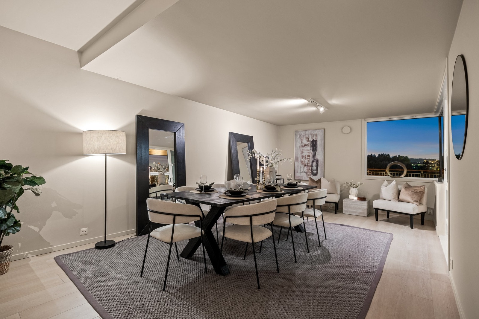 Den store spisegruppen gjør dette til et sosialt oppholdsrom, hvor man også tidvis kan nyte solnedgangen fra stuevinduet. Galleribilde