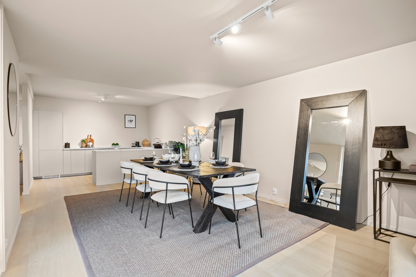 Leiligheten har en populær og innholdsrik planløsning som kombinerer en gjennomgående løsning med store rominndelinger. Galleribilde