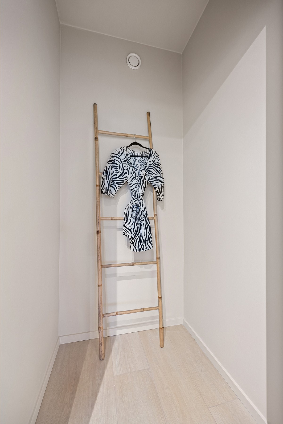 I tilknytning til badet er det adkomst til en innvendig bod, som gir gode muligheter for oppbevaring. Galleribilde