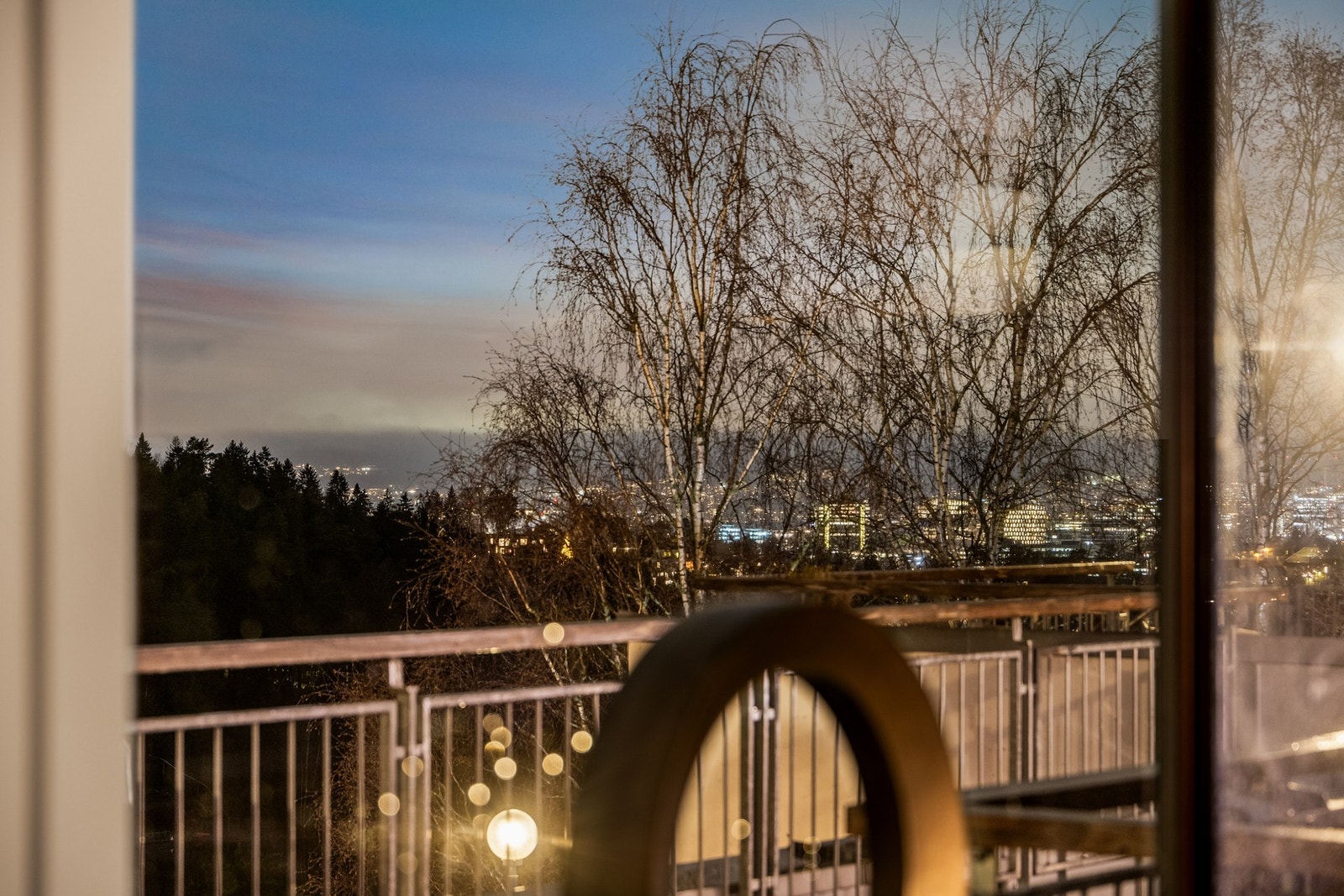 Flott byutsikt fra stuevinduet. Galleribilde