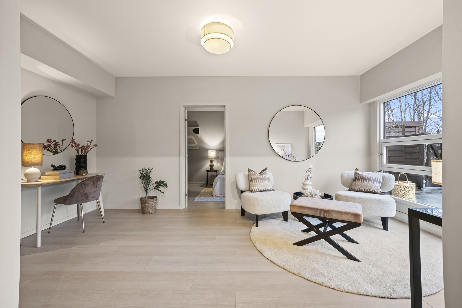 Legg merke til de store vindusflatene i rekke, som gir godt med naturlig lysinnslipp inn i boligen. Galleribilde