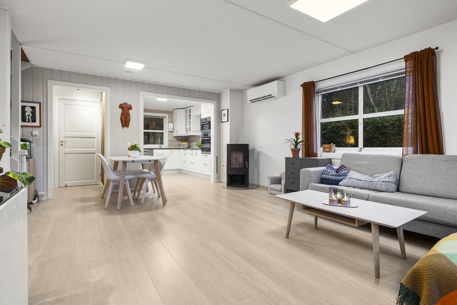 Den delvis åpne løsningen mellom stue og kjøkken skaper en god romfølelse. Galleribilde