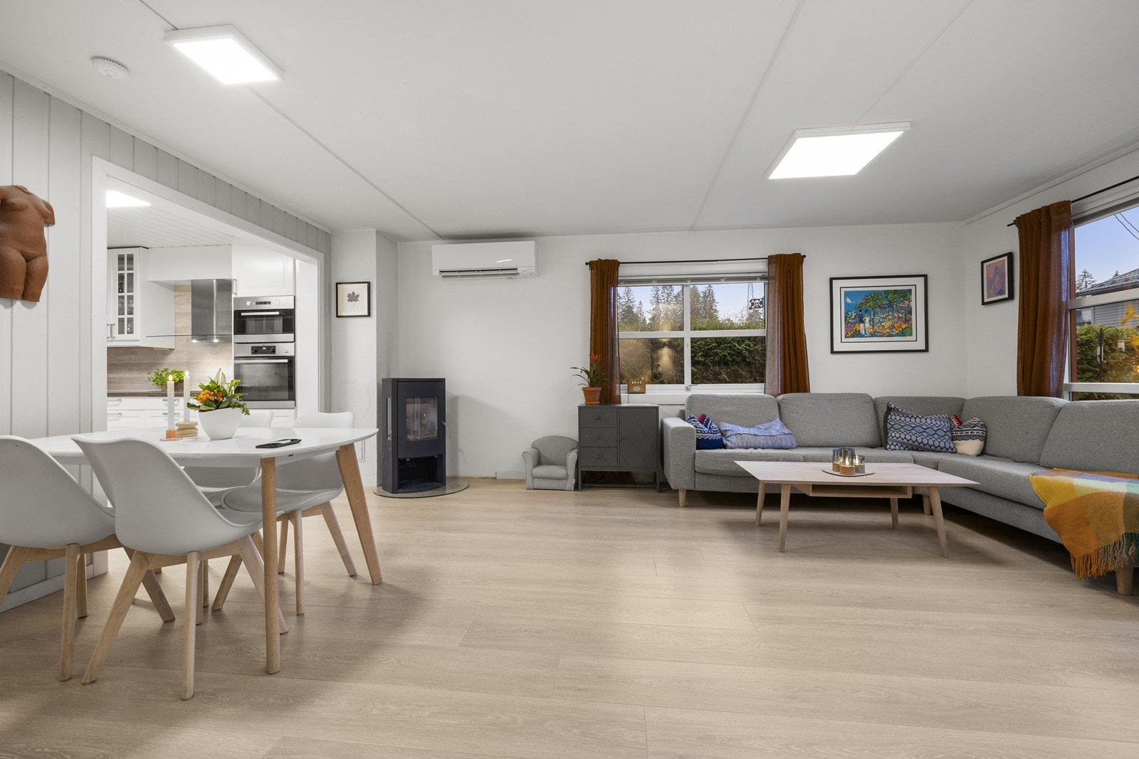 En ny varmepumpe fra 2023 sørger for effektiv oppvarming av boligens sosiale sone. Galleribilde