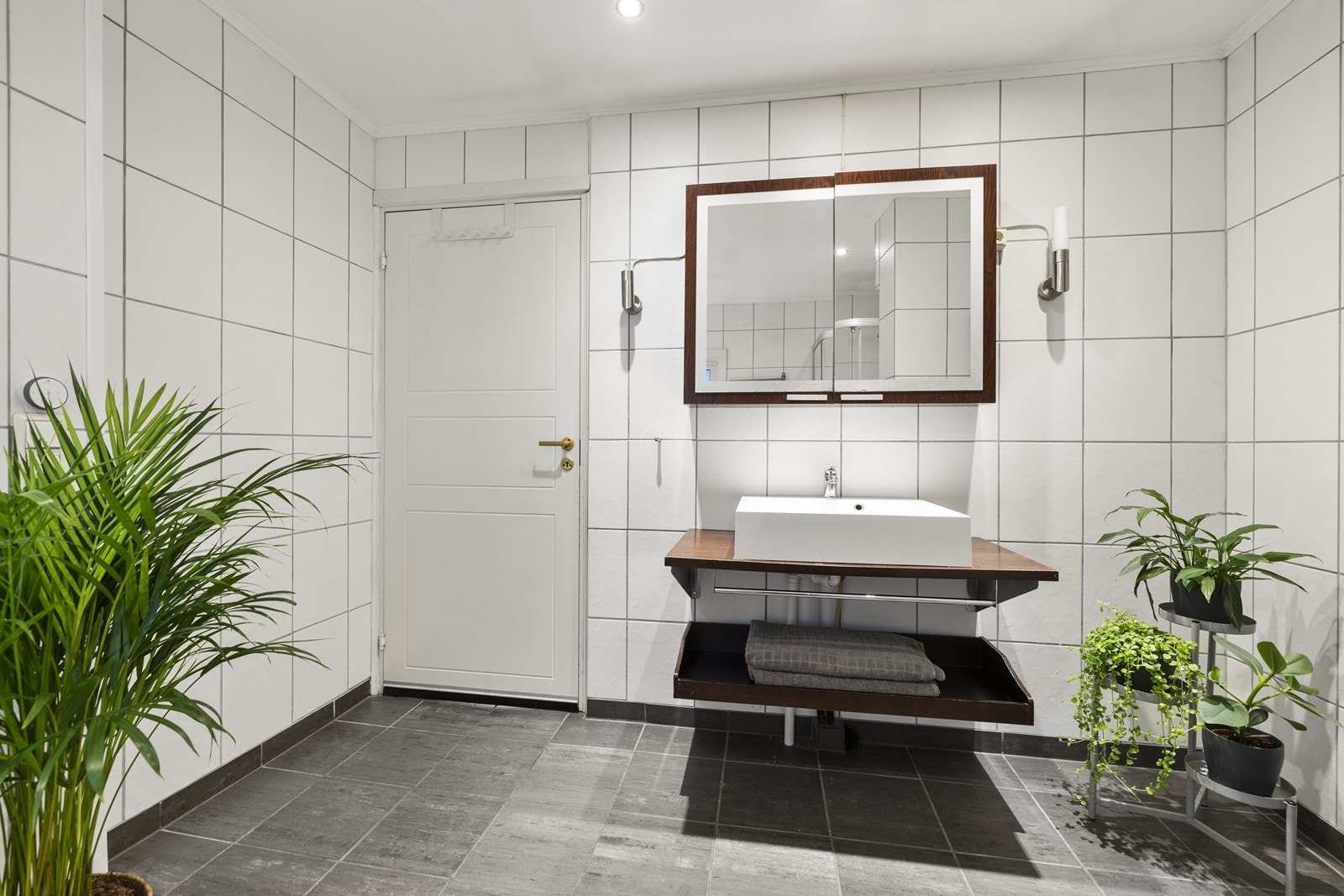 Her er det elektriske varmekabler i gulvet og downlights i himlingen for ekstra komfort. Galleribilde