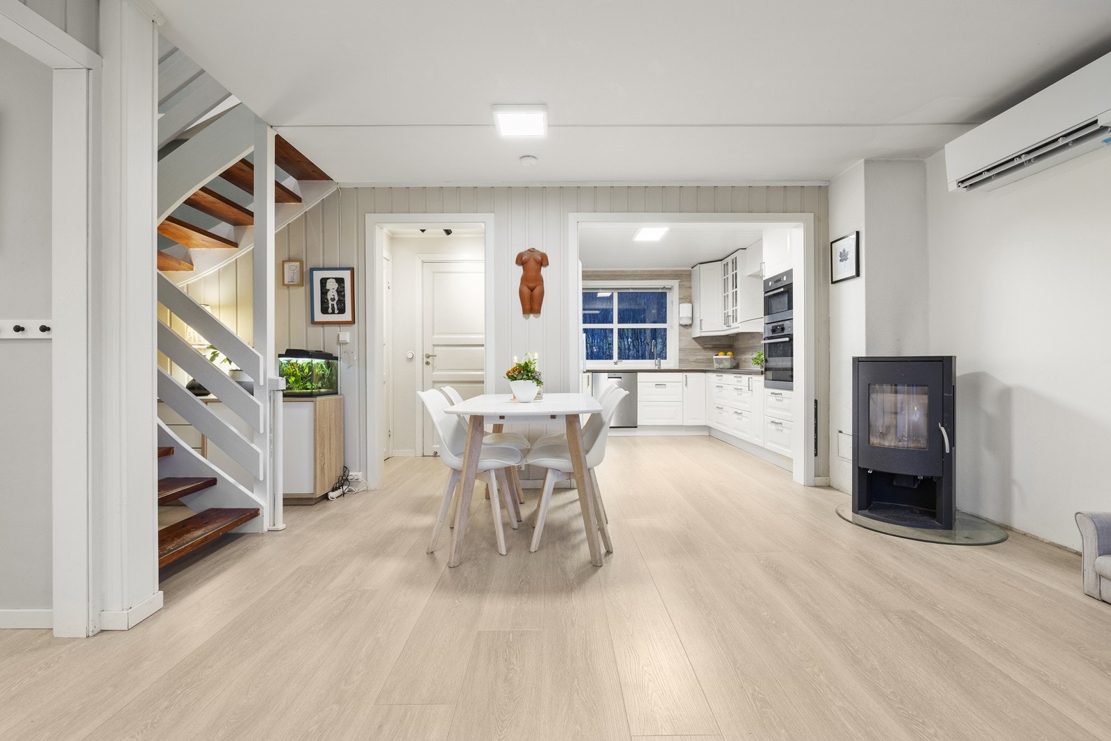 Fra stuen har man adkomst til toalett og vaskerom, samt utgang til terrasse og hage. Galleribilde