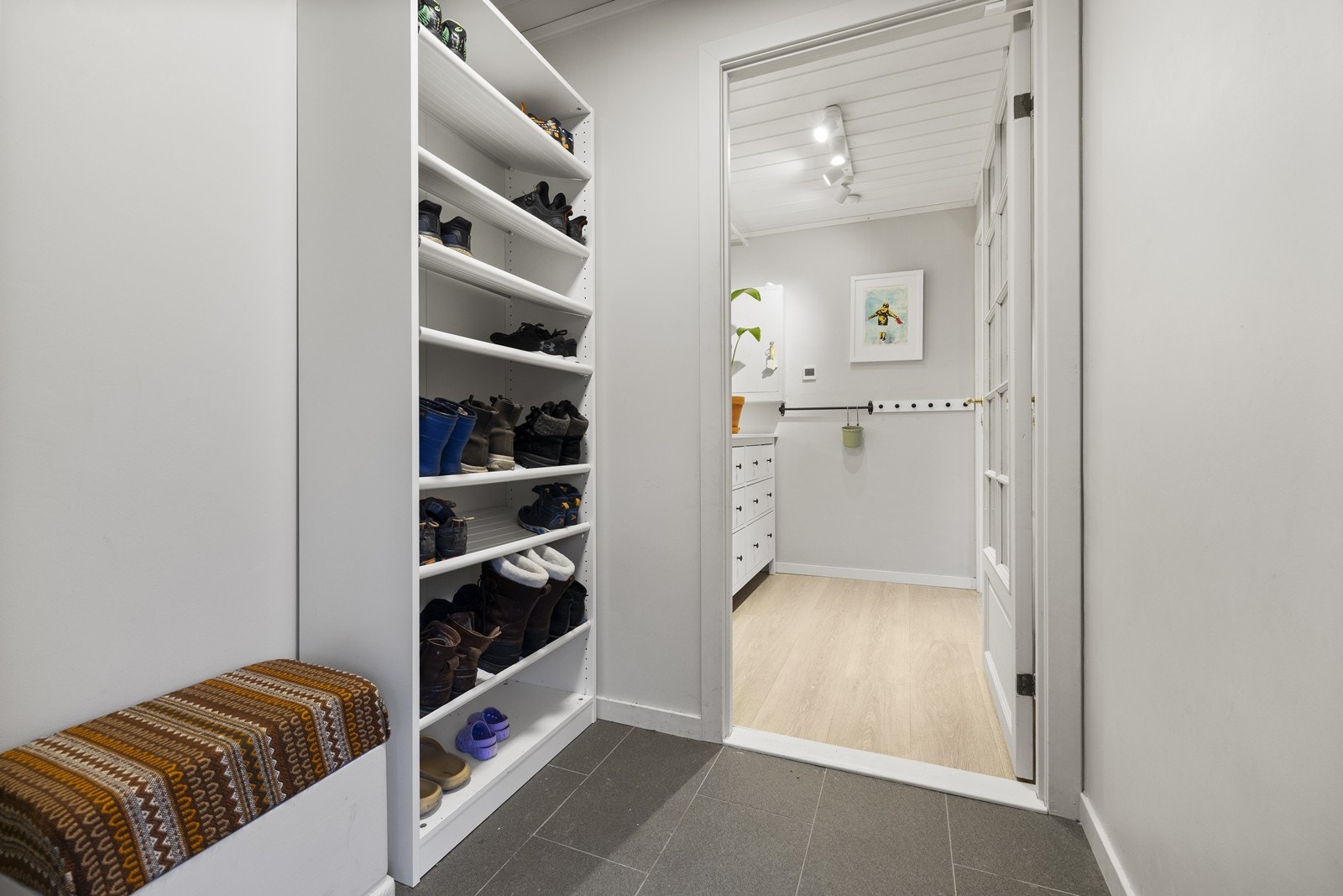 Gangen har god plass til oppbevaringsmøbler for sko og yttertøy. Galleribilde