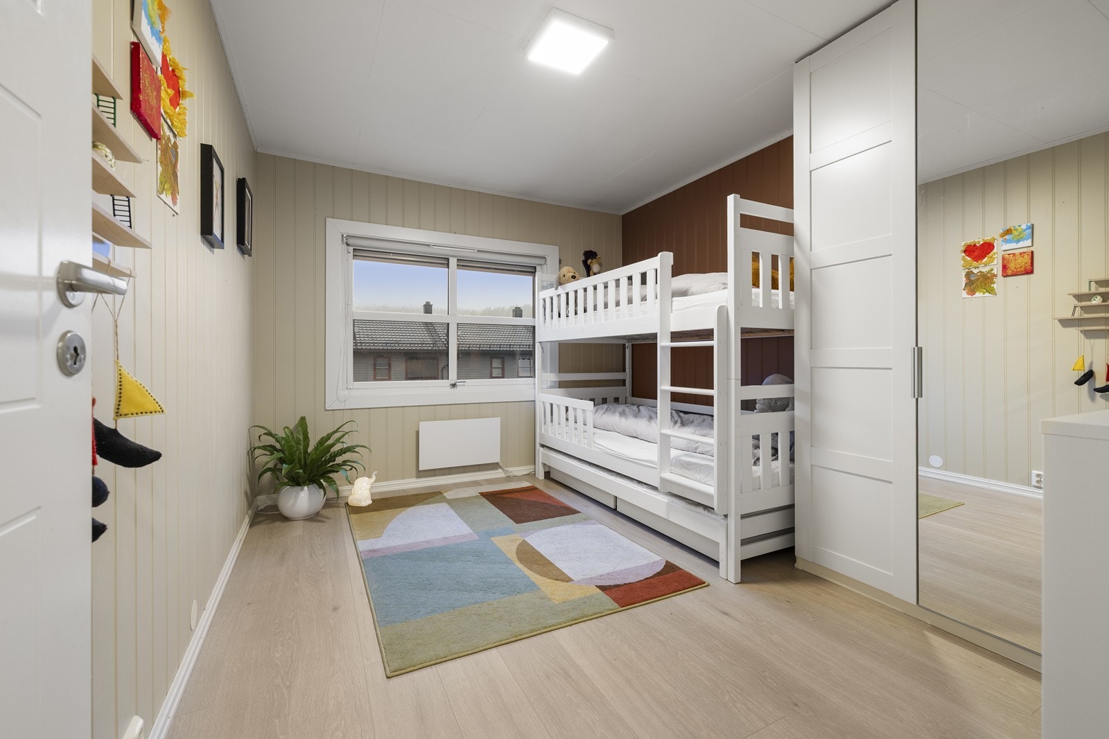Det er god plass til både seng og garderobeløsning i alle soverommene. Galleribilde