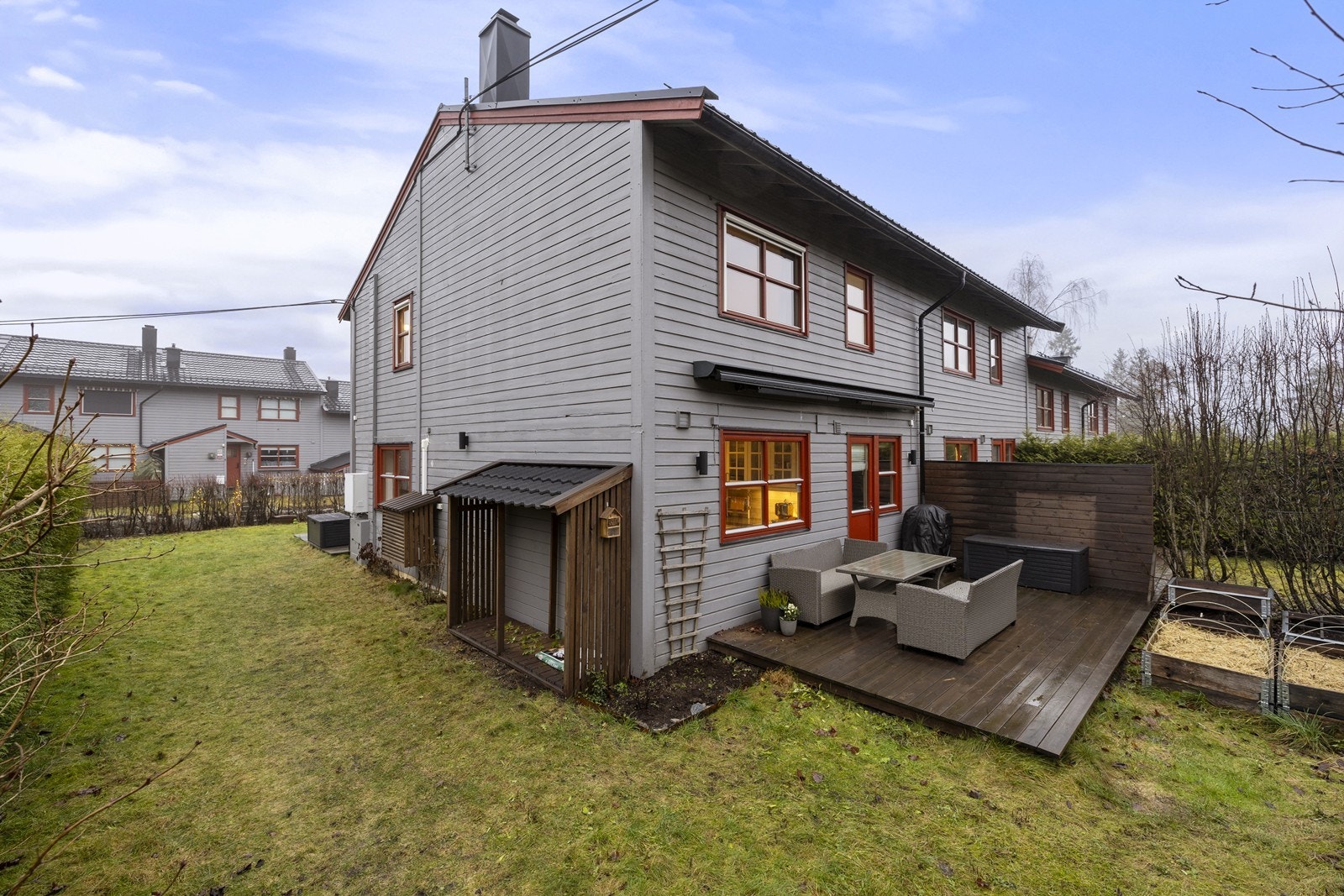 På baksiden av huset finner du en usjenert platting på 17 m². Galleribilde