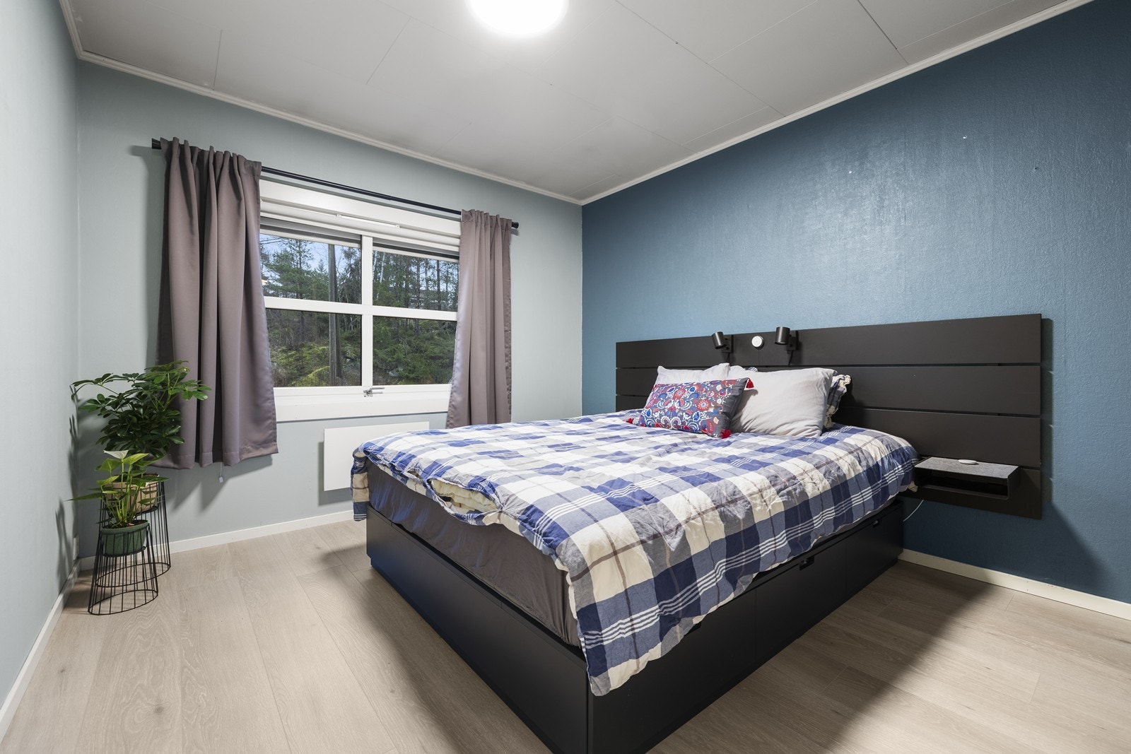 Hovedsoverommet har plass til dobbeltseng og tilhørende møblement. Galleribilde