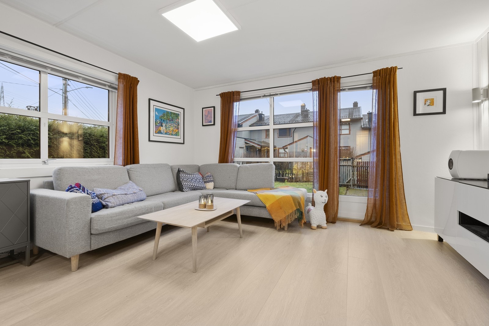 Gjennomgående laminatgulv fra 2021 binder sammen rommene i første etasje. Galleribilde