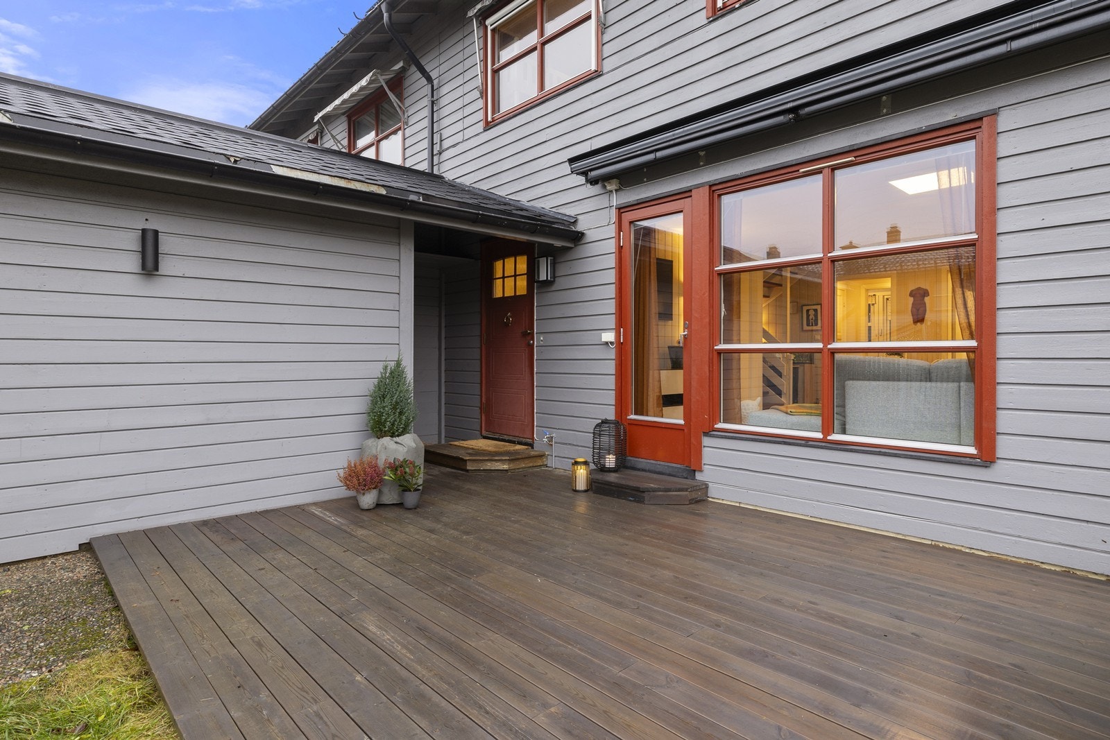 I tilknytning til inngangspartiet er det to utvendige boder på til sammen 8 m². Galleribilde