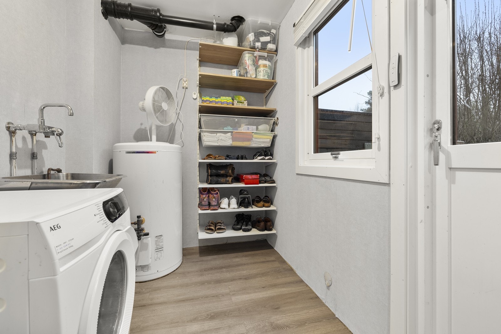 Fra vaskerommet er det direkte utgang til plattingen og hagen på baksiden. Galleribilde