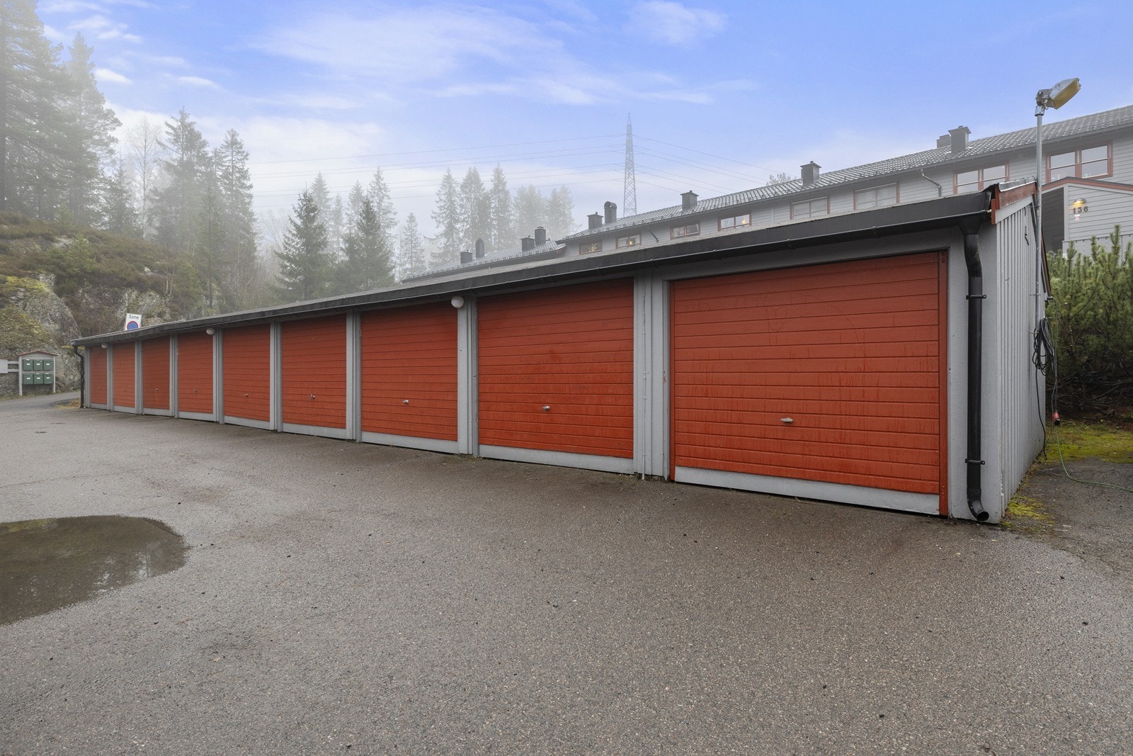 Det medfølger en garasjeplass i felles garasjerekke, med opplegg for elbillader. Galleribilde