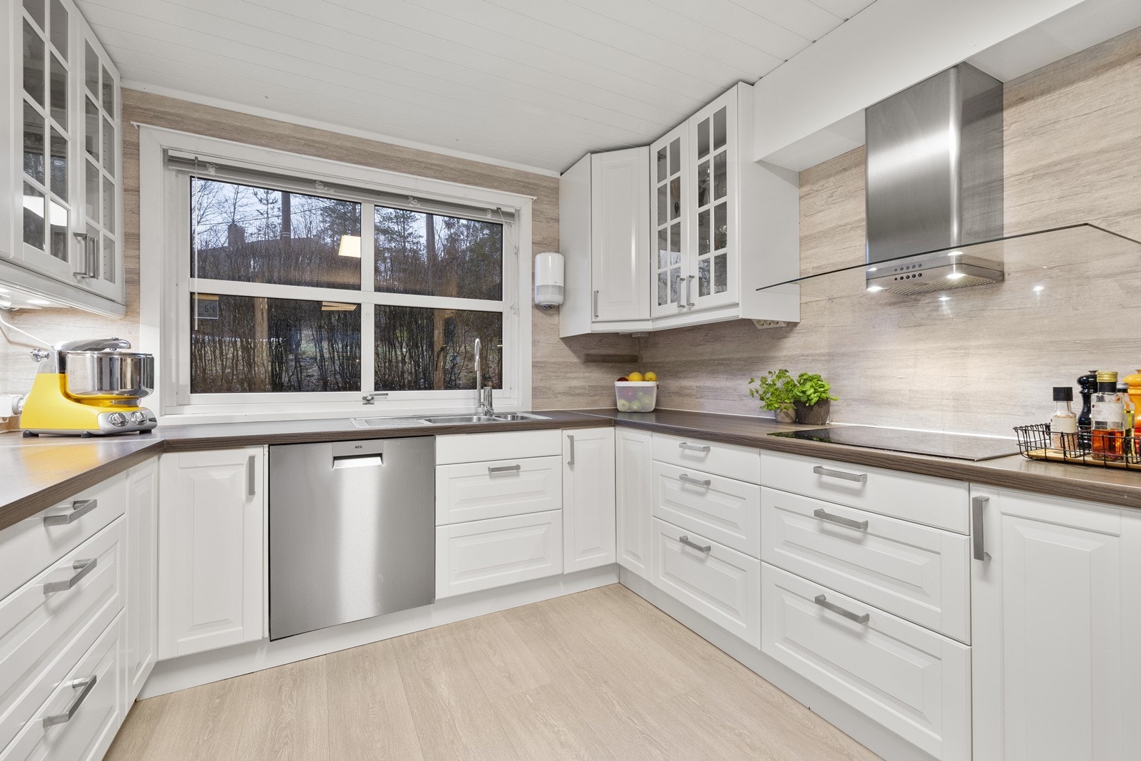 Innredningen har laminert benkeplate, og en kjøkkenventilator med avtrekk ut. Galleribilde