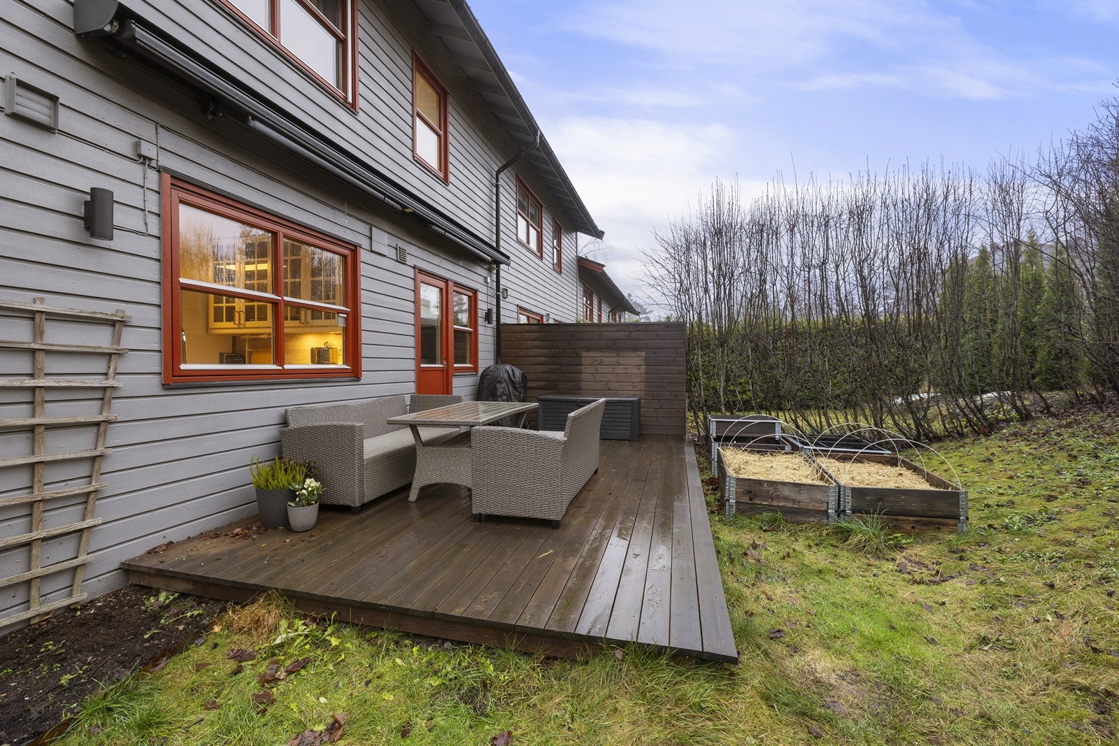 Uteplassen har god plass til sittegruppe og mulighet for dyrkekasser. Galleribilde