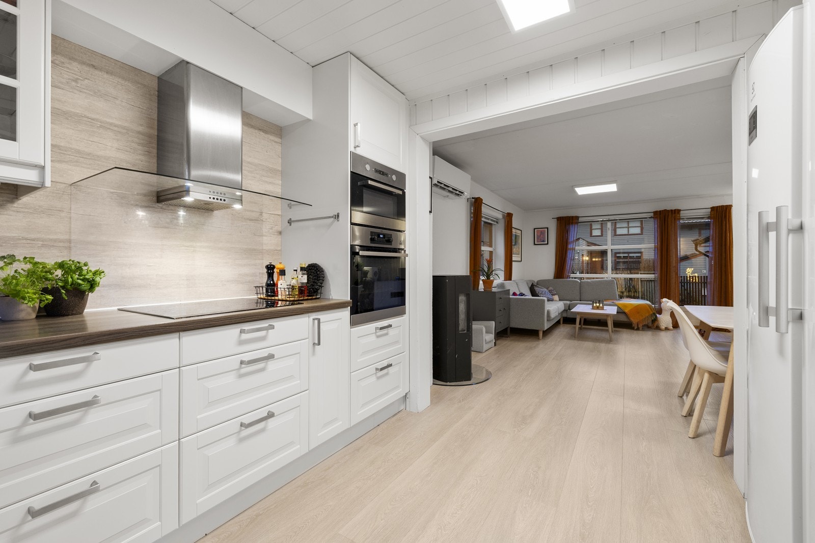 Her er det integrert komfyr, platetopp og mikrobølgeovn, samt opplegg for oppvaskmaskin. Galleribilde