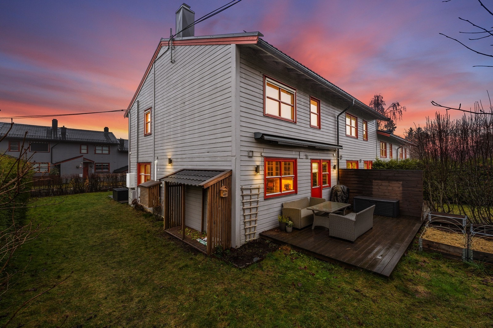 Boligen har en skjermet hage og to plattinger, en på hver side av huset. Galleribilde