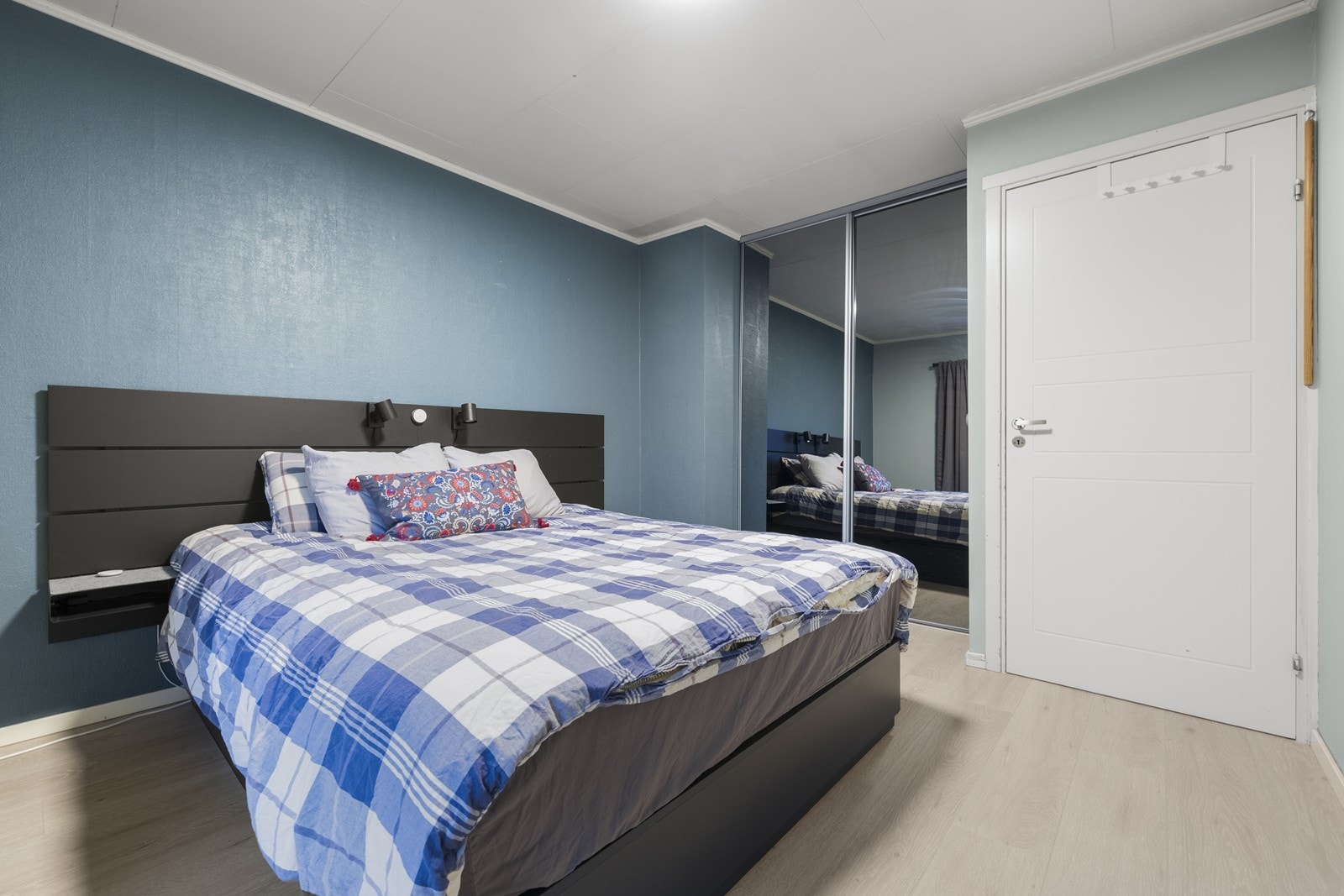 En stor skyvedørsgarderobe gir rikelig med oppbevaringsplass på hovedsoverommet. Galleribilde