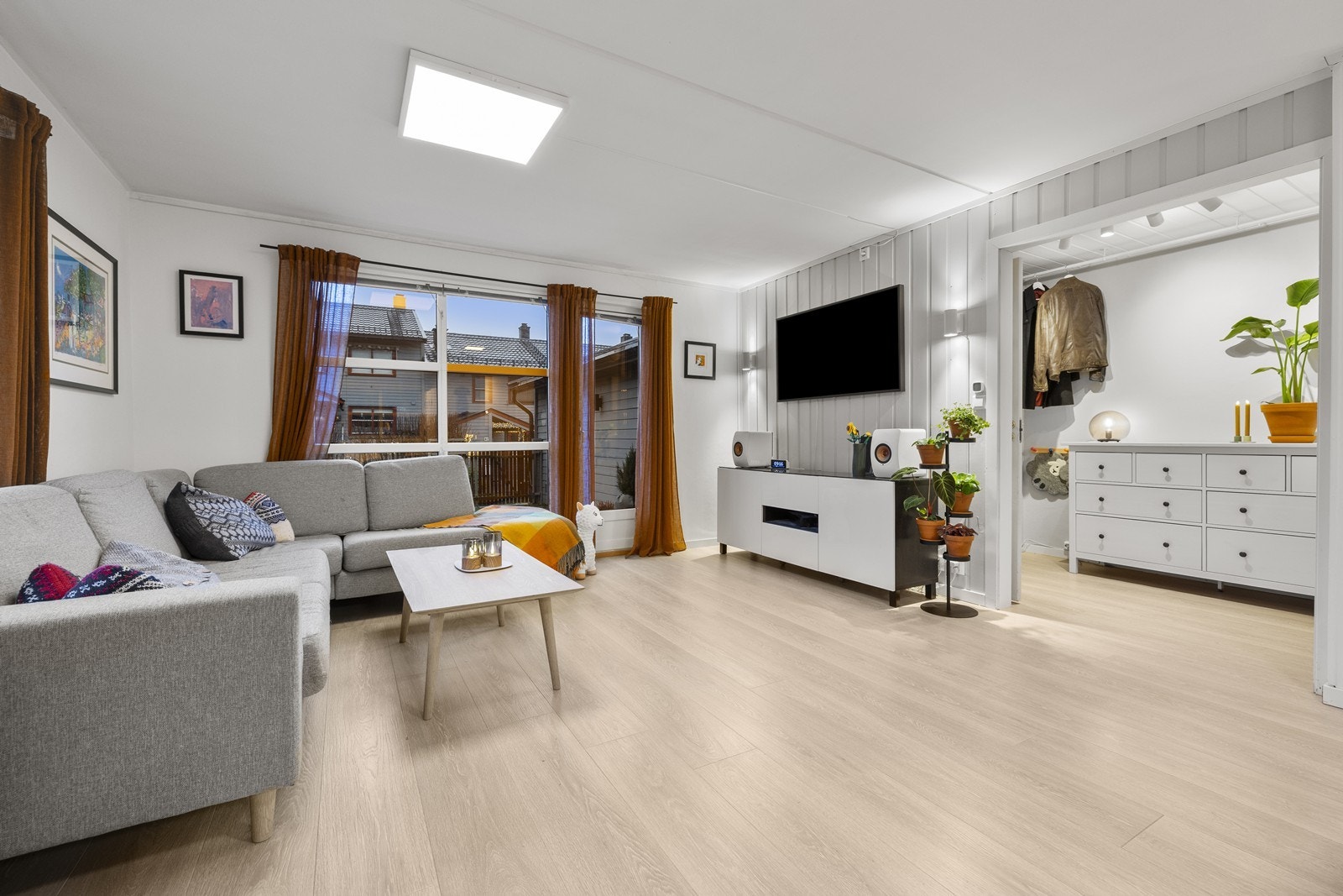 Stuen er et lyst og åpent rom med god plass til en romslig sofagruppe. Galleribilde