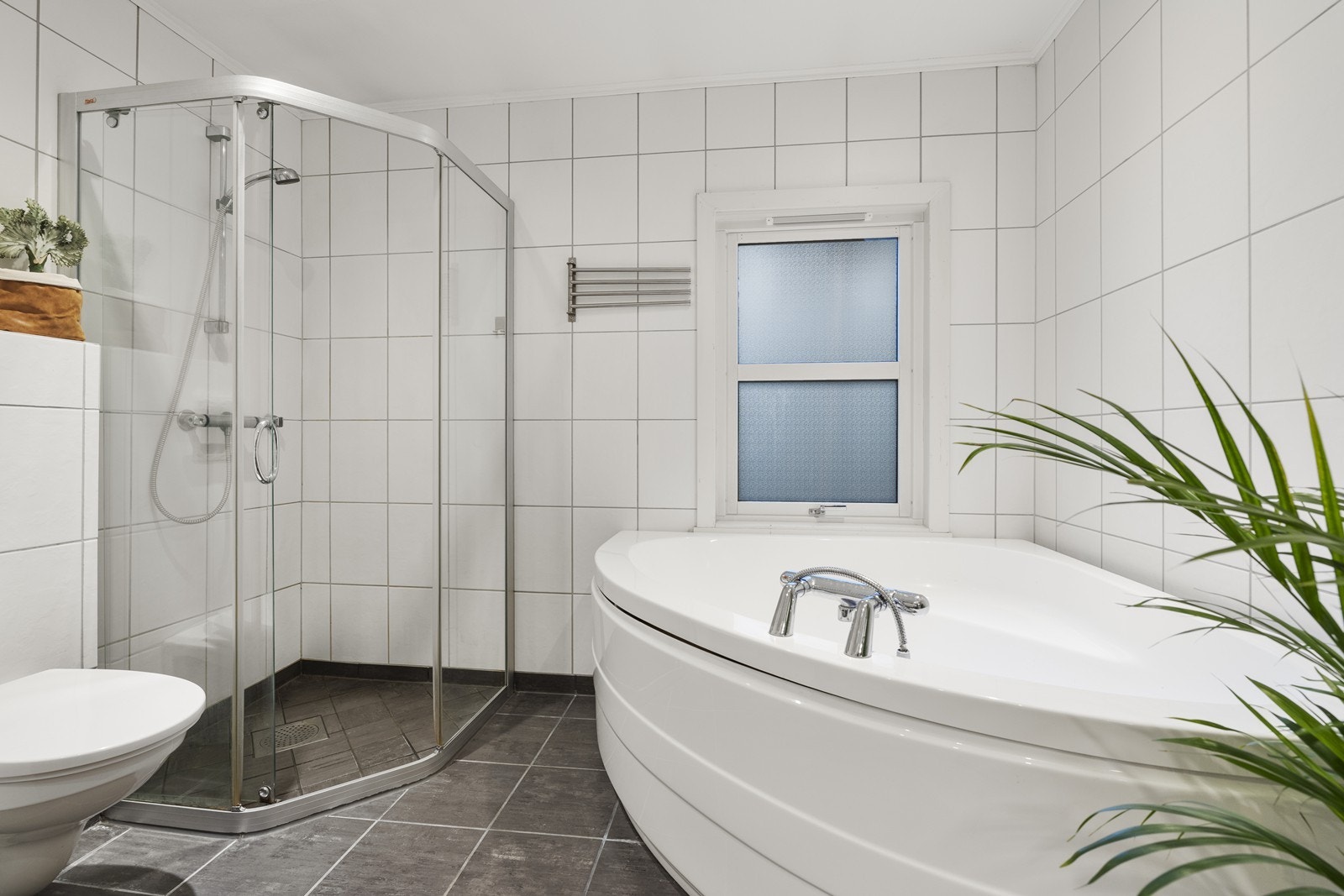 Badekaret er plassert i hjørnet, noe som gir en god utnyttelse av plassen. Galleribilde