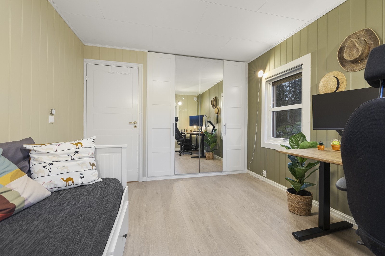 Soverommene har nye laminatgulv og nymalte vegger fra 2021. Galleribilde