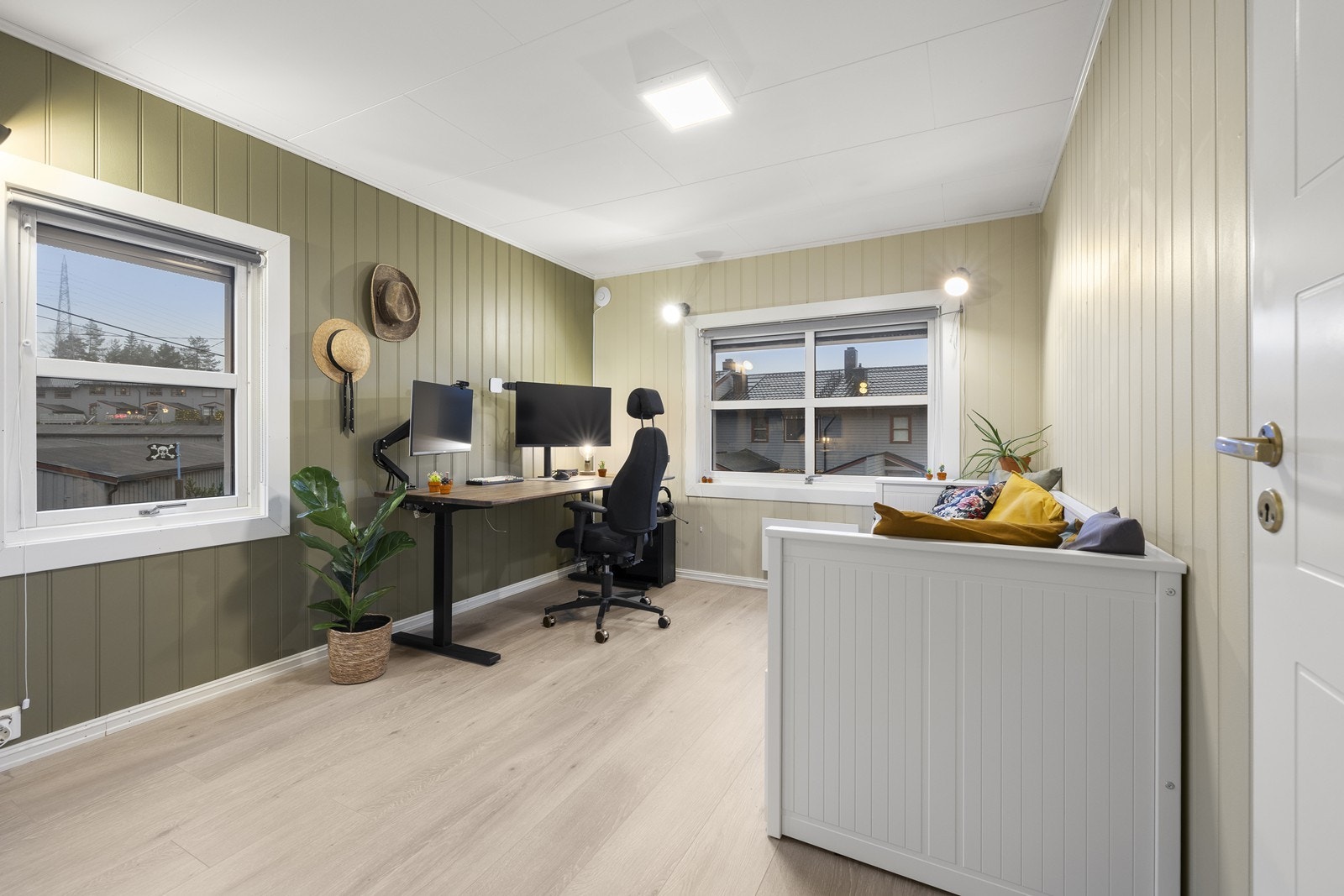 Vinduene i andre etasje er utstyrt med moderne zip-screens, installert i 2024. Galleribilde