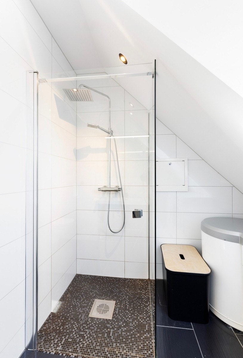 Romslig dusj med regnfall Galleribilde