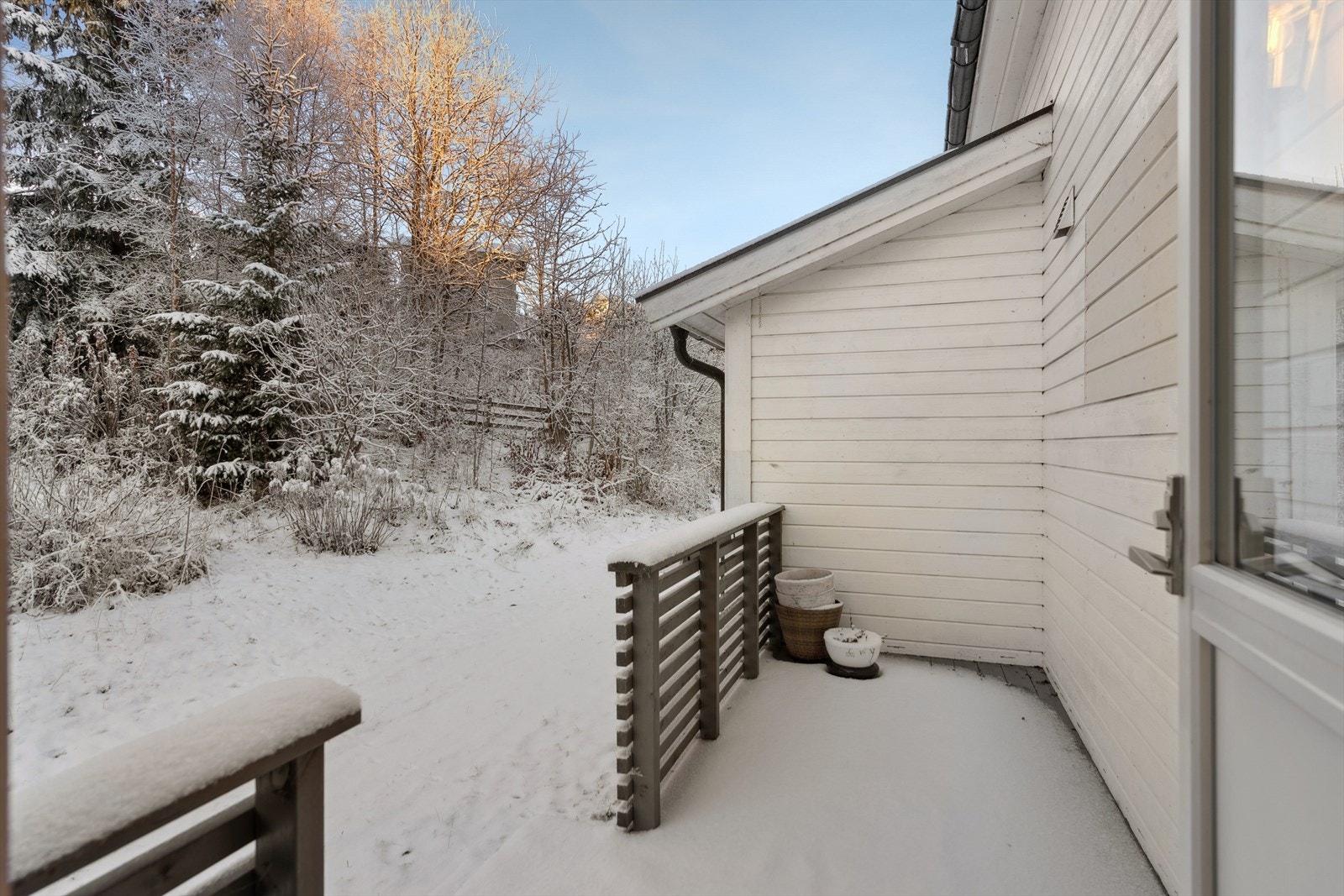 Usjenert terrassen utenfor soverommet. Galleribilde