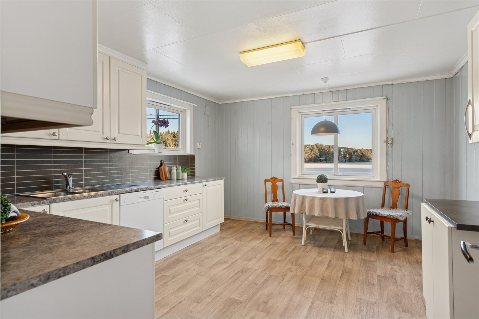 Romslig kjøkken. Galleribilde