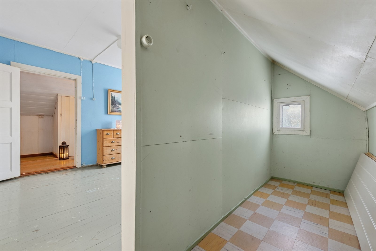 Plass til klær og lagring i kottet innenfor soverommet. Galleribilde