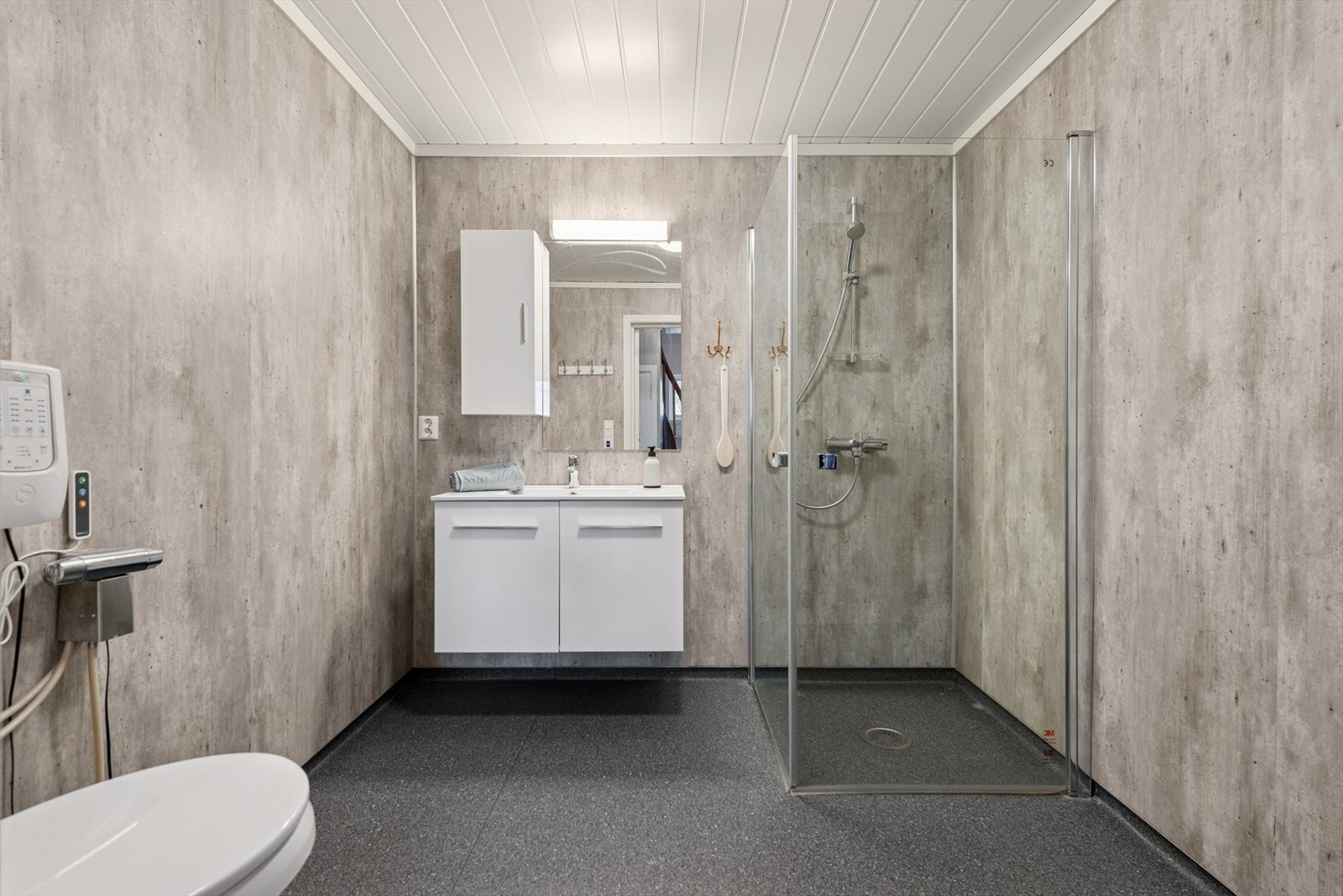 Baderommet i første etasje er fra 2022. Galleribilde