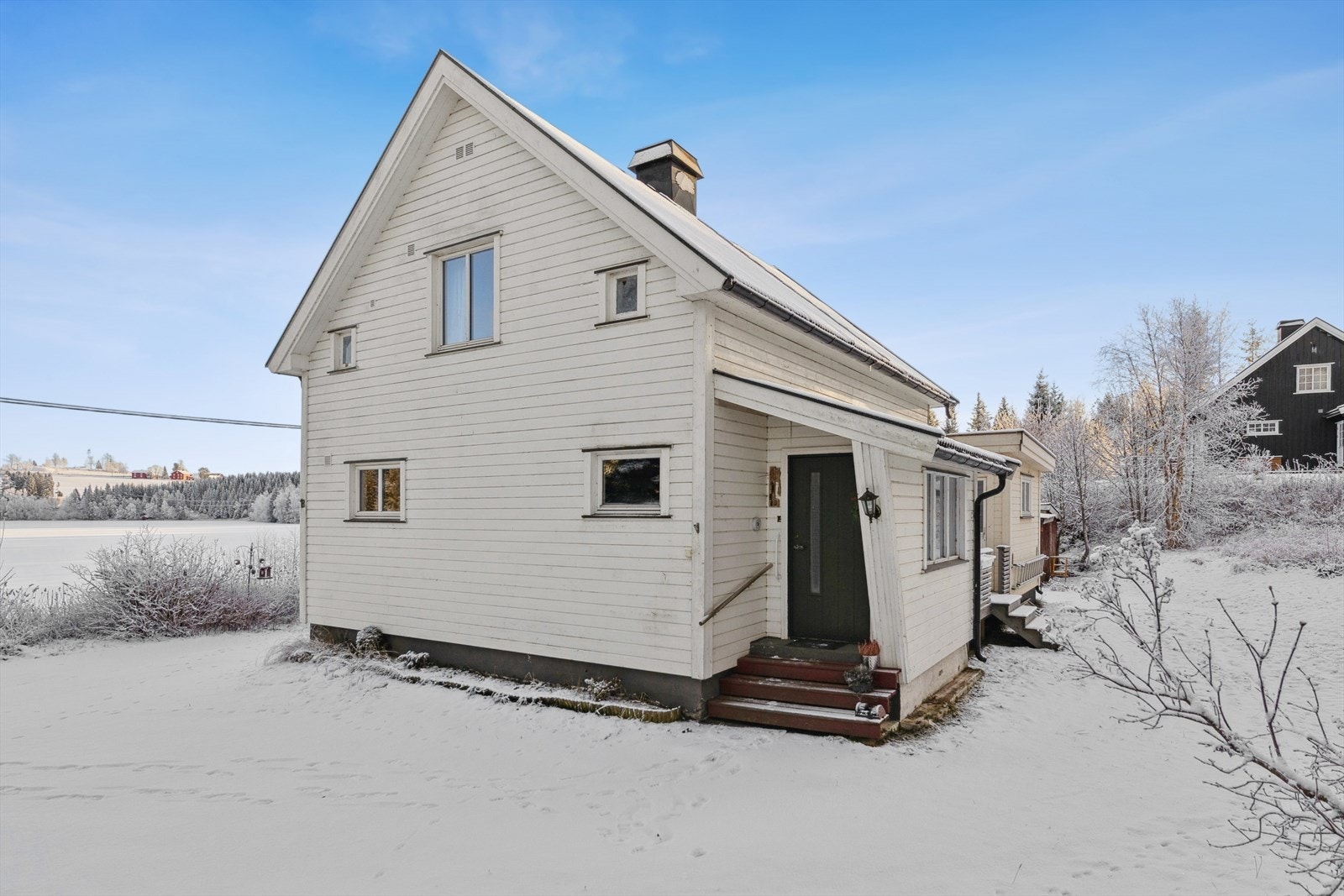 Eiendommen egner seg godt til barnefamilier da både barnehage, skole, idrettsplass og nærmiljøpark ligger rett ved. Galleribilde