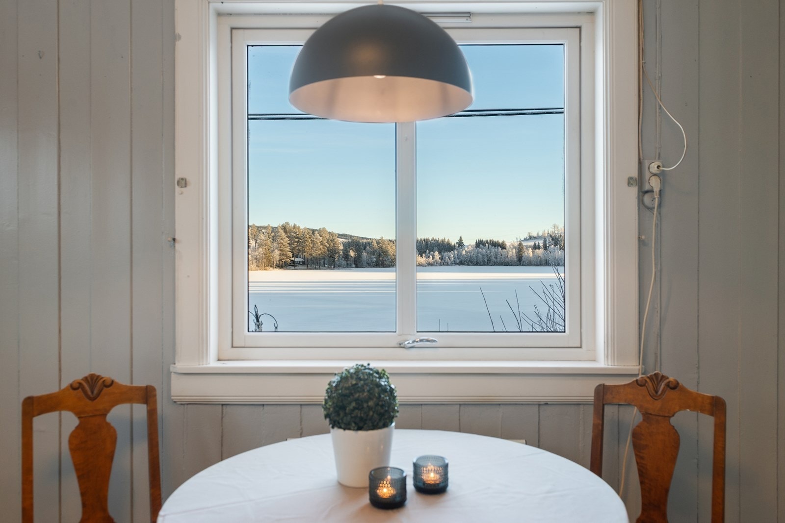 Rikelig med naturlig lys og flott utsikt mot vannet. Galleribilde