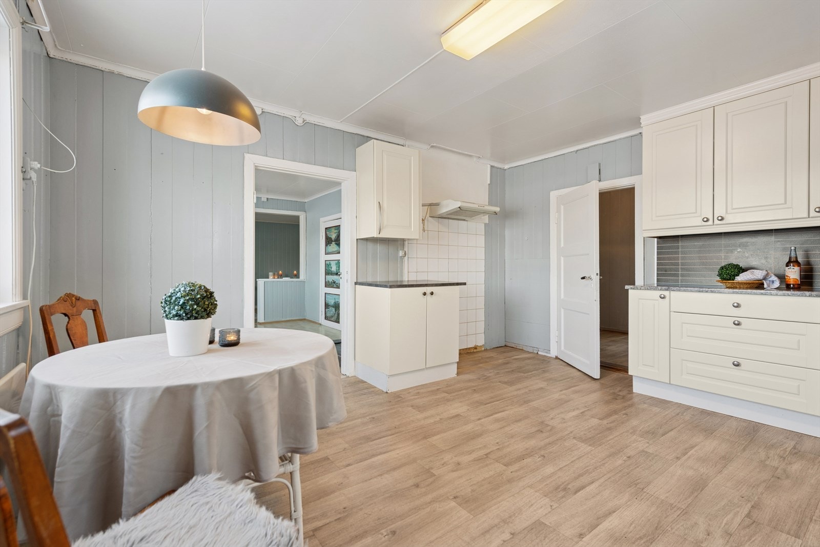 Plass i innredningen til frittstående hvitevarer som komfyr, oppvaskmaskin og kjøle-/fryseskap. Galleribilde