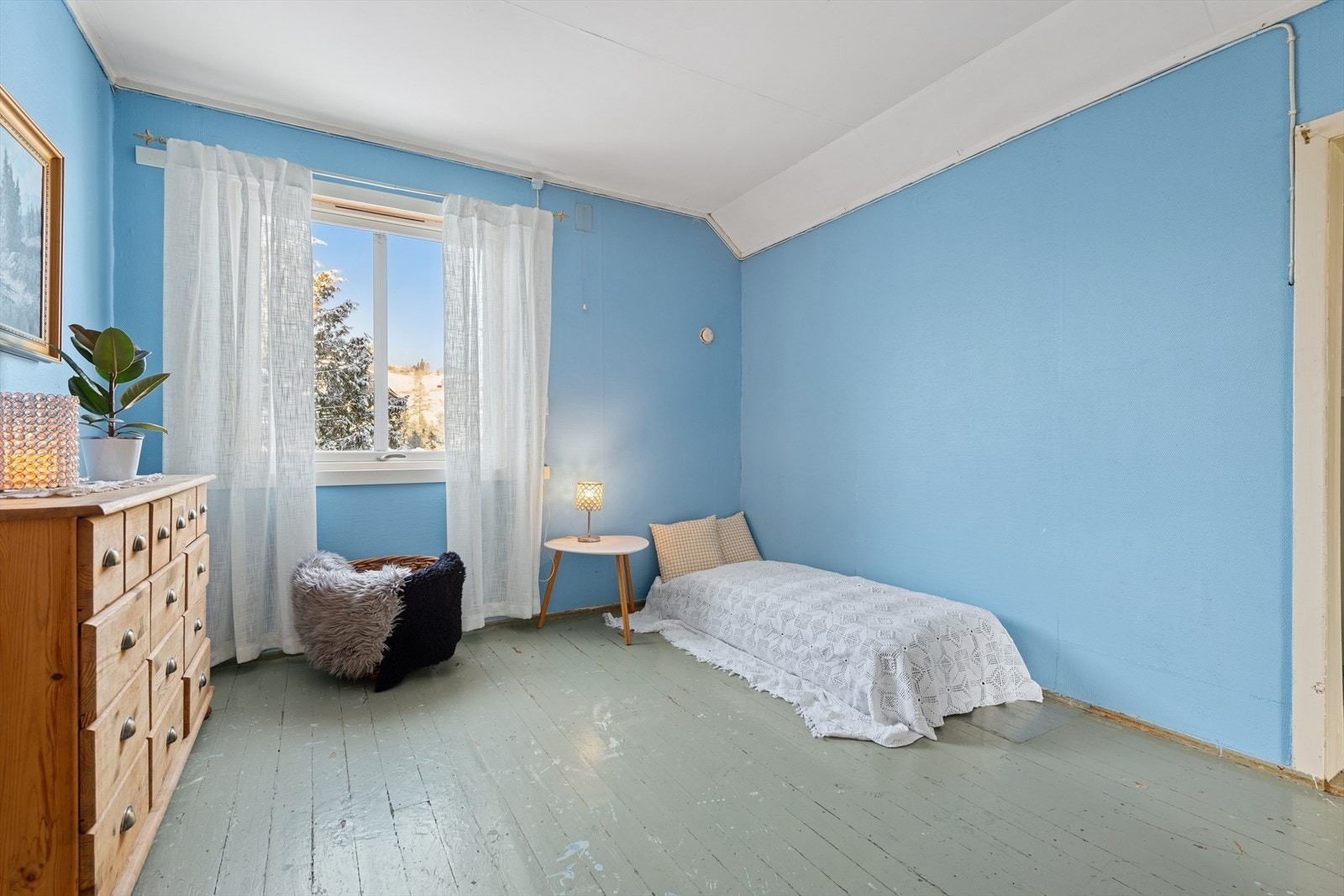 Rommene har god plass til seng, garderobeløsning og andre småmøbler. Galleribilde