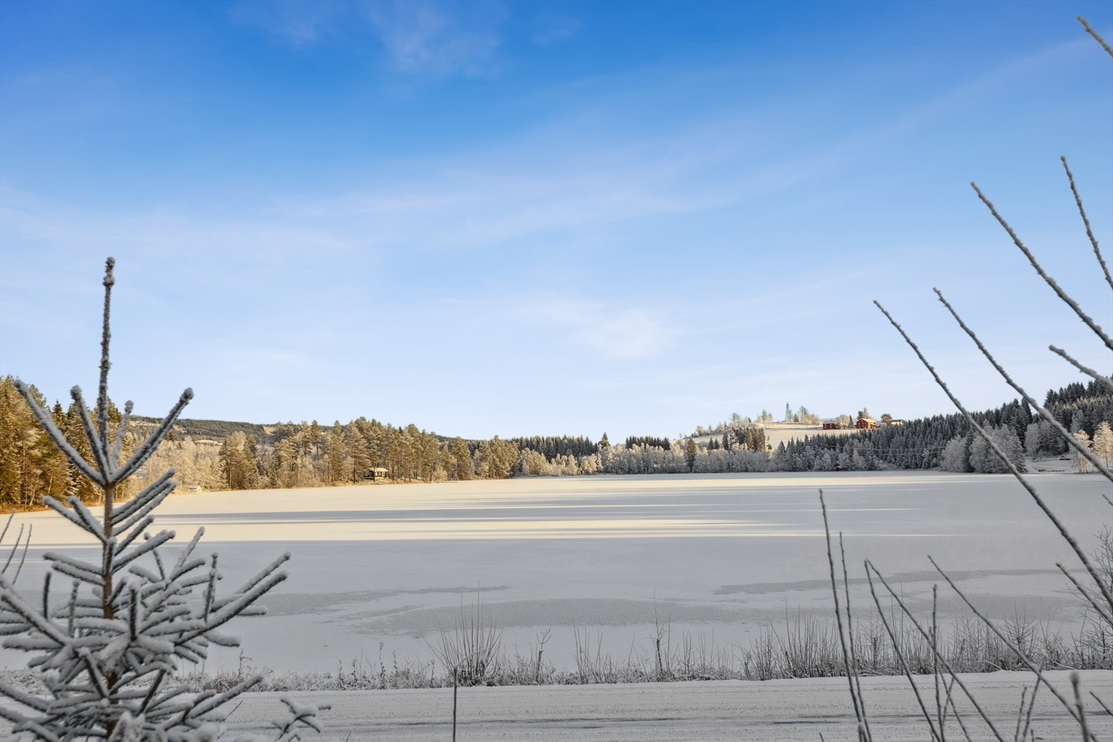 Eiendommen byr på utsikt mot Skonnoltjernet, som gir en vakker ramme rundt boligen. Galleribilde