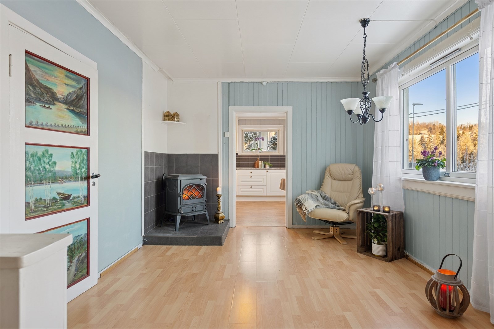 Fra stuen er det åpen forbindelse til kjøkkenet, noe som gir en praktisk planløsning. Galleribilde