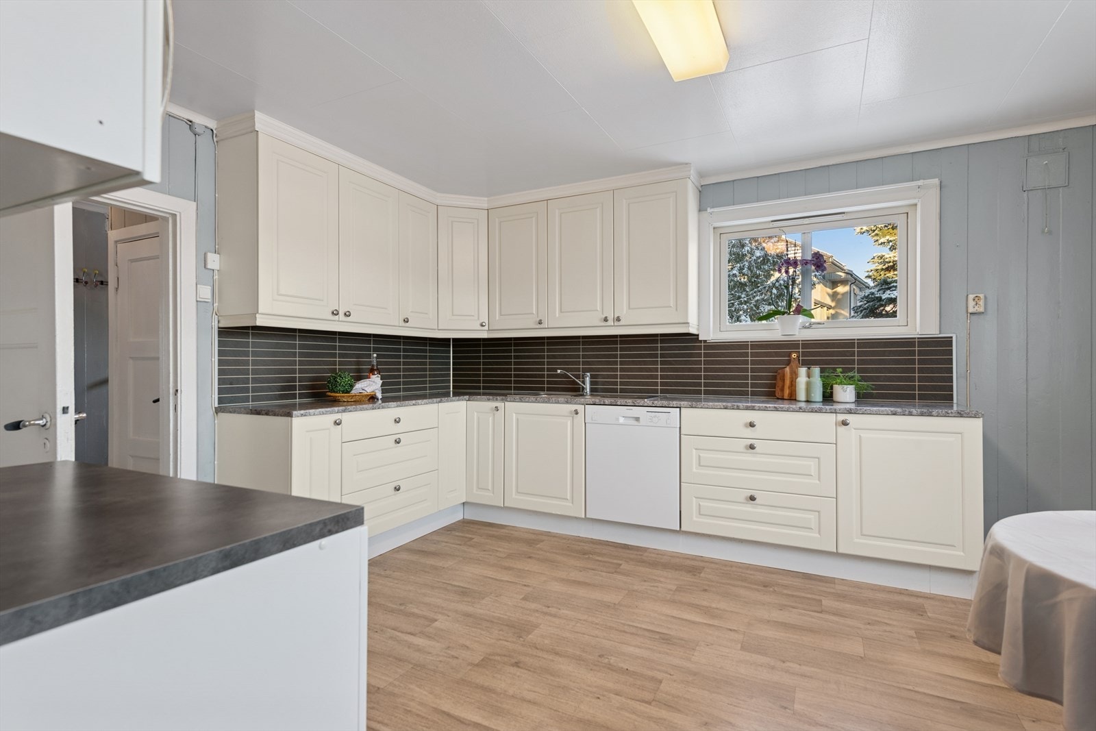 Kjøkkenet ble oppgradert i 2012 med Strai innredning, med hvitmalte profilerte fronter som gir et tidløst uttrykk. Galleribilde